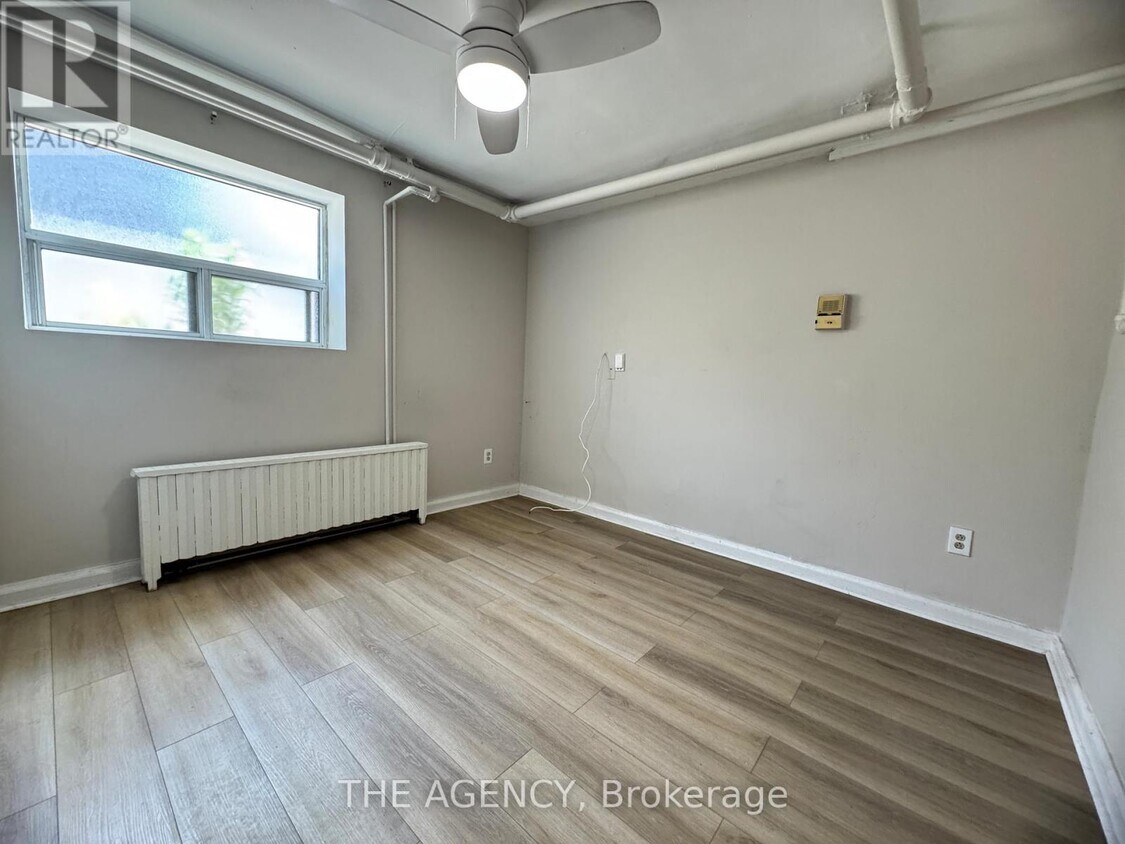 Photo principale - 852-852 Broadview Ave
