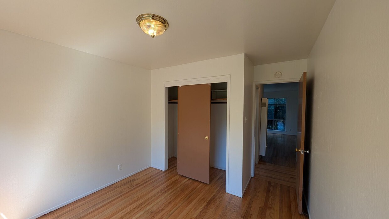 Primary Photo - 2 bedroom 1 Bath, lower unit, located betw...