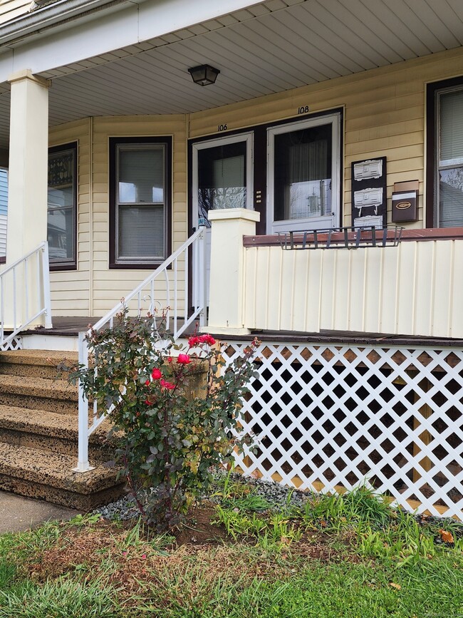 Building Photo - 106 Lyons St