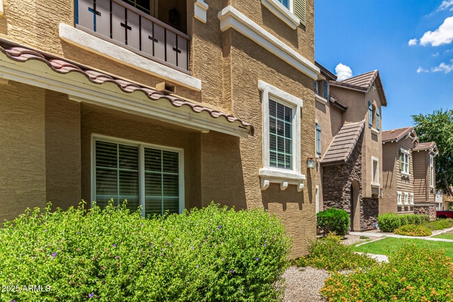 Building Photo - 1326 S Sabino Dr