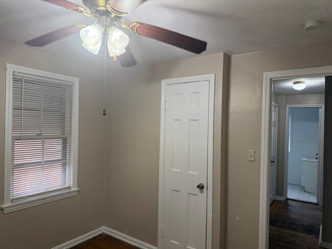 Foto del edificio - 13677 Cedar Rd