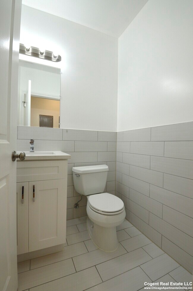 Foto del edificio - 2345 W Irving Park Rd