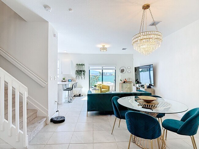 Foto del edificio - Gorgeous 3 bedroom 2 1/2 bath Townhouse bu...