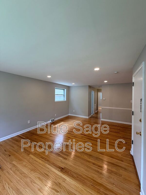 Building Photo - 4424 Bloomfield Ave