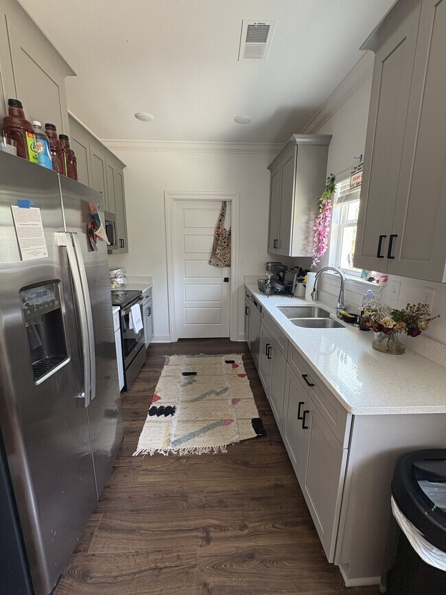 Foto del edificio - 586 Meadow Crest Cir