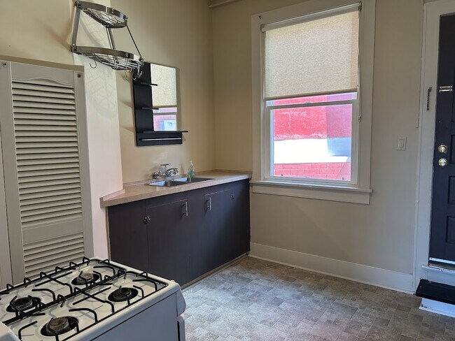 Gas cooking stove - 4537 SE 65th Ave