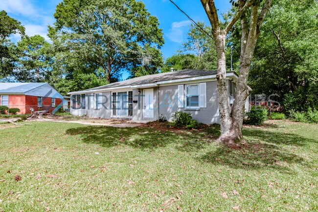 Building Photo - HOLIDAY SPECIAL! SIGN A LEASE BY NOVEMBER ...