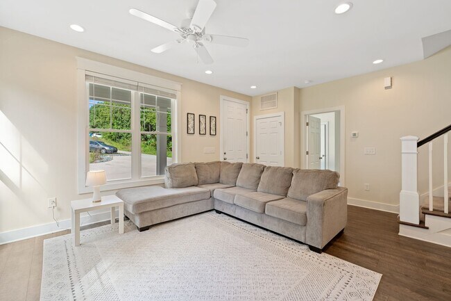 Foto del edificio - 6 Bedroom 6 Bathroom Offering a 6 Month Le...