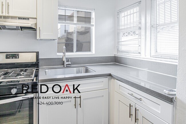 Building Photo - Charming, Vintage, Spacious Two Bedroom wi...