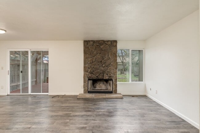 Building Photo - Conveniently Located 2 Bed 2 Bath Duplex w...