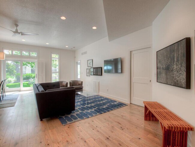 Foto del edificio - 3705 W Fuller St