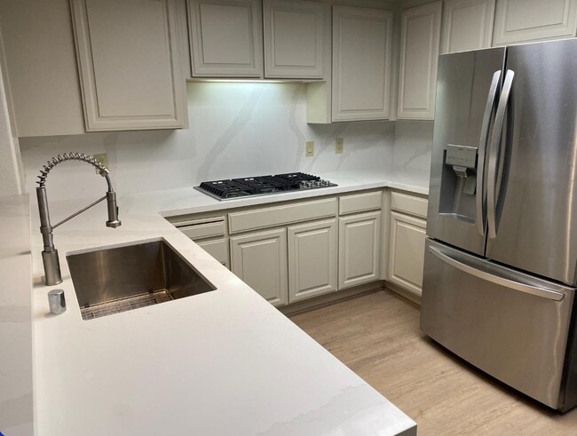 Building Photo - 27 Tulip Ln