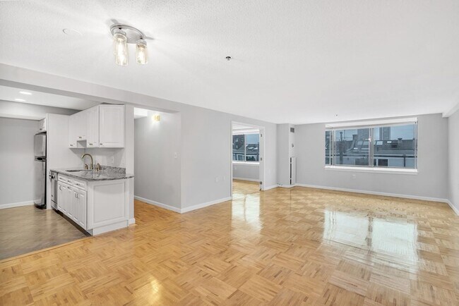 Foto del edificio - Historic Waterfront - Fitness Center - Concierge - Renovated Kitchen