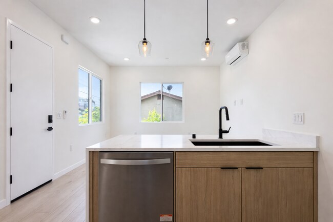 Foto del edificio - 5531 Olvera Ave