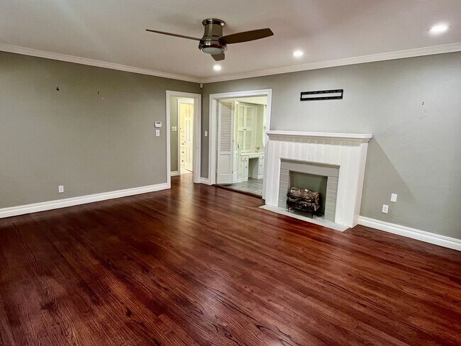 Building Photo - Super Cute 2 Bedroom 1 Bath!!