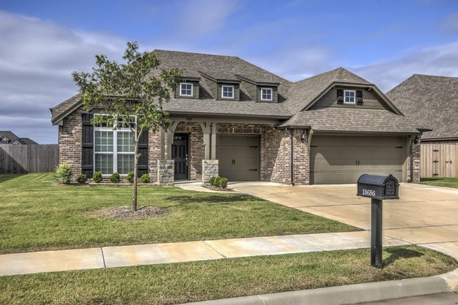 Building Photo - 4 bedroom with 3 car garage in Glenn Abbey.