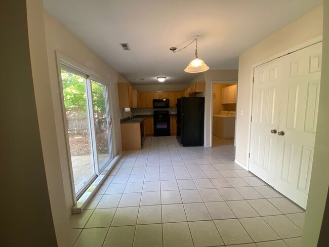 Building Photo - 3BR/2BA $1,800/MO - AVAILABLE 11/1/25