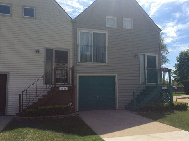 Building Photo - 5667 Fox Hill Dr