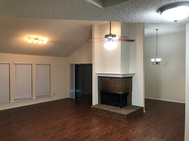 Foto del edificio - 10629 Holly Grove Dr