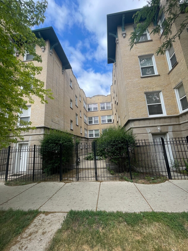 Primary Photo - 4748 N Albany Ave