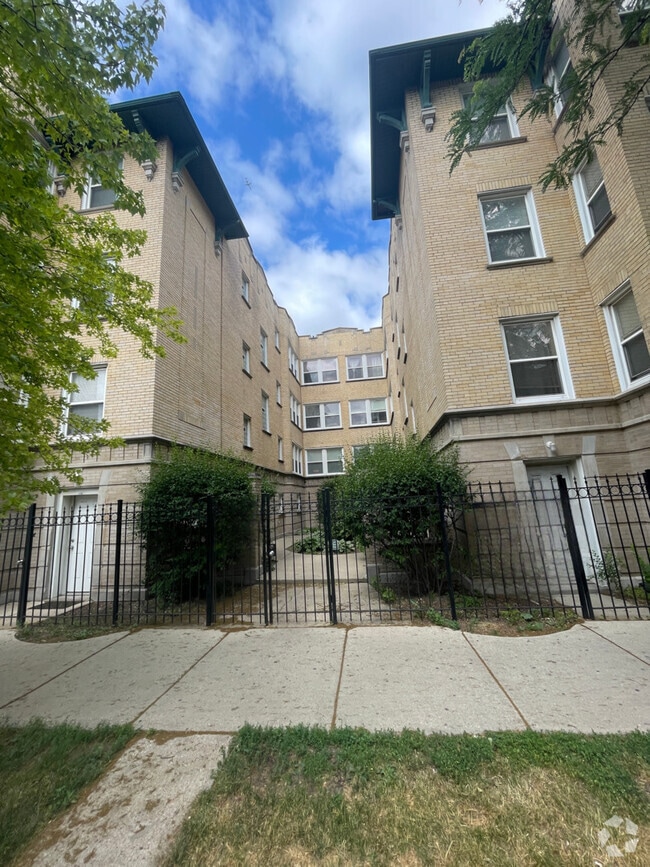 Building Photo - 4748 N Albany Ave