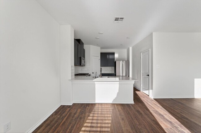 Foto del edificio - **Reduced Deposit!* Modern 3/2.5 Home with Open Living, Walk-In Showers & Private Backyard