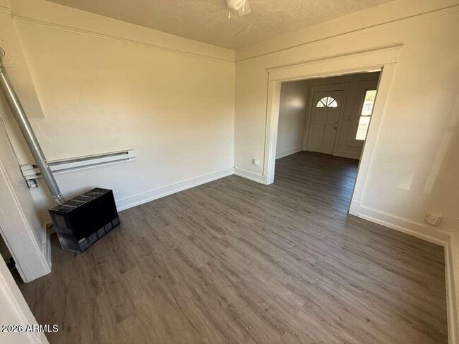 Building Photo - 663 E 8th St