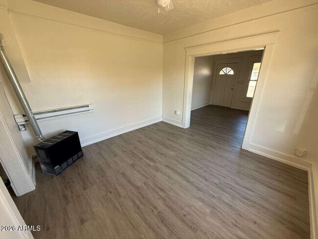 Foto del edificio - 663 E 8th St