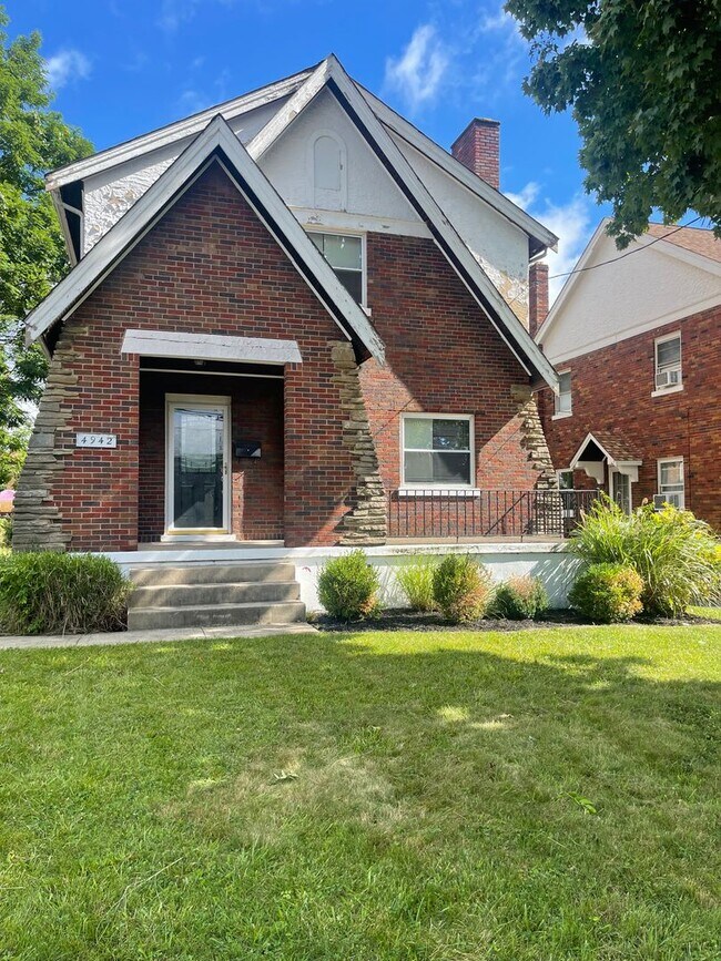 Foto del edificio - COVEDALE- 3 bedroom 1.5 bath Tudor with up...