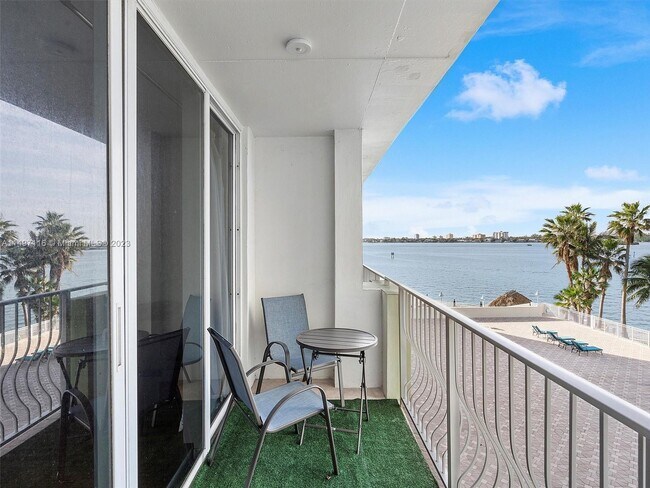 Foto del edificio - 10350 W Bay Harbor Dr