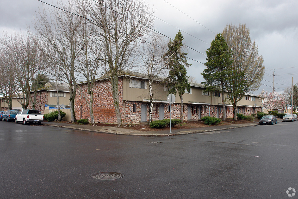 Primary Photo - Melrose Court Apartments