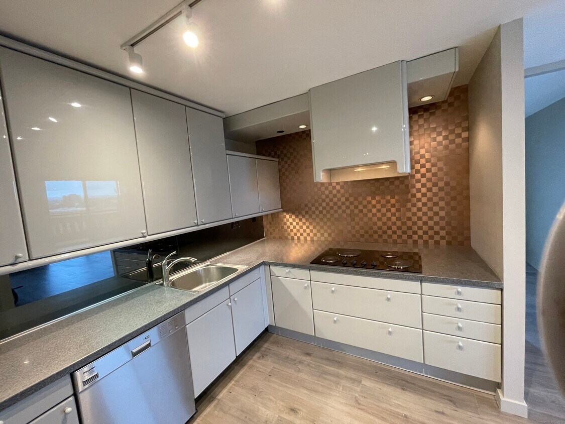 Primary Photo - 1 Gold St