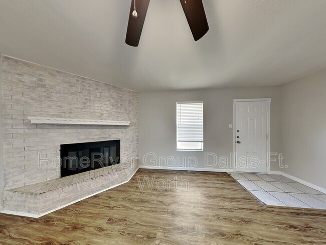 Foto del edificio - 5223 Windy Meadow Dr