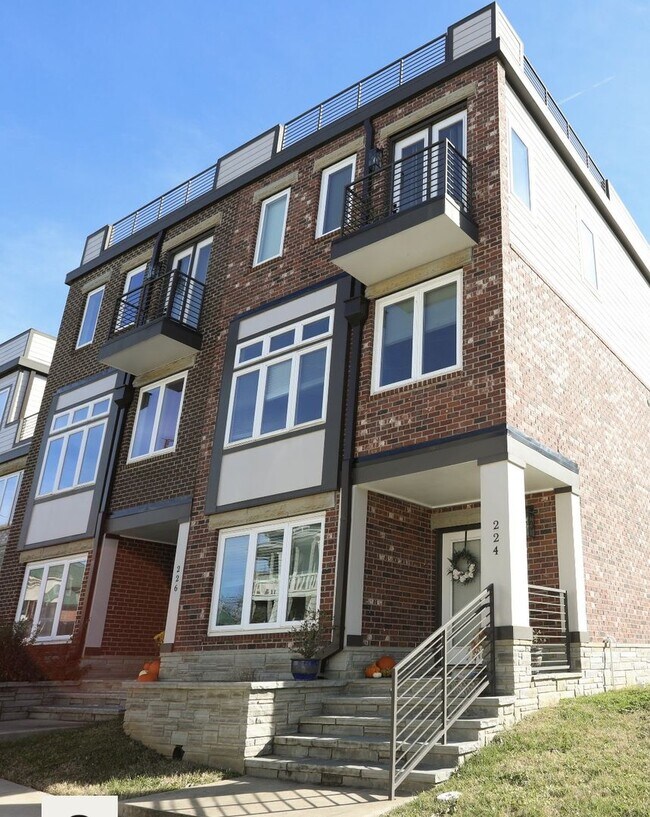 Foto del edificio - 3 Bed, 3.5 Bath Home w/ 2 Car Garage and Lake Views