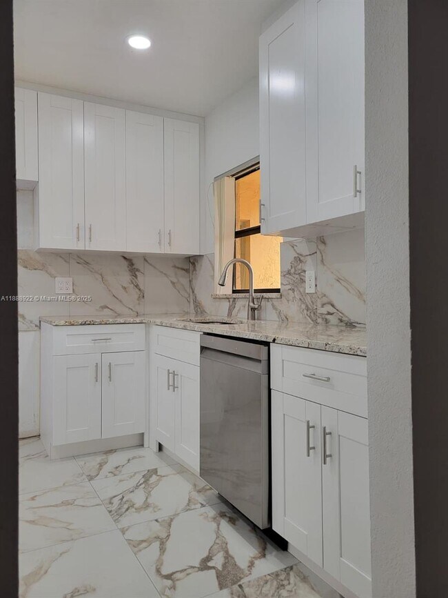 Foto del edificio - 3883 Coral Tree Cir