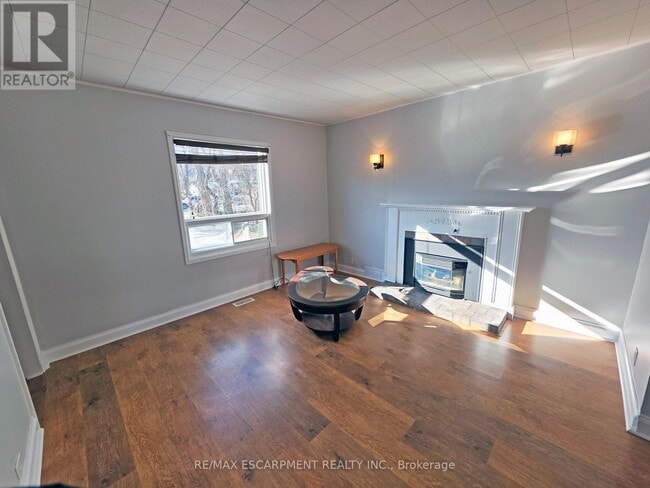 Building Photo - 205 Main St E