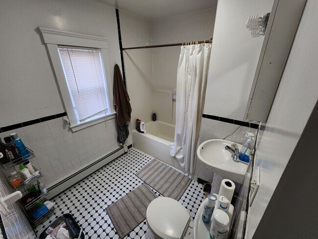 Foto del edificio - Best Deal Around! Don't Hesitate To Reach Out To Set Up A Showing