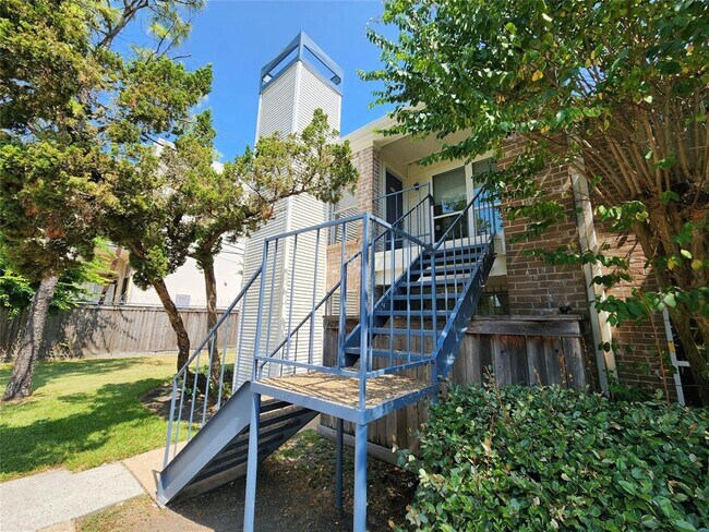 Building Photo - 3900 Woodchase Dr