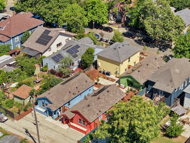 Photo - Beautifully Built 2/1 in North Oak Park Close to UC Davis + McGeorge Law School! House