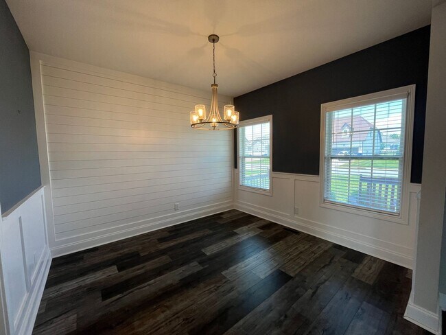 Building Photo - Great 2 story home in Sango!