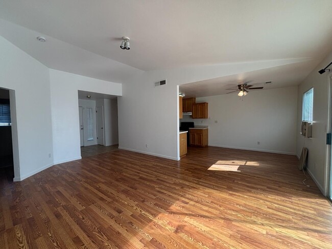 Building Photo - 813 Morton Ave