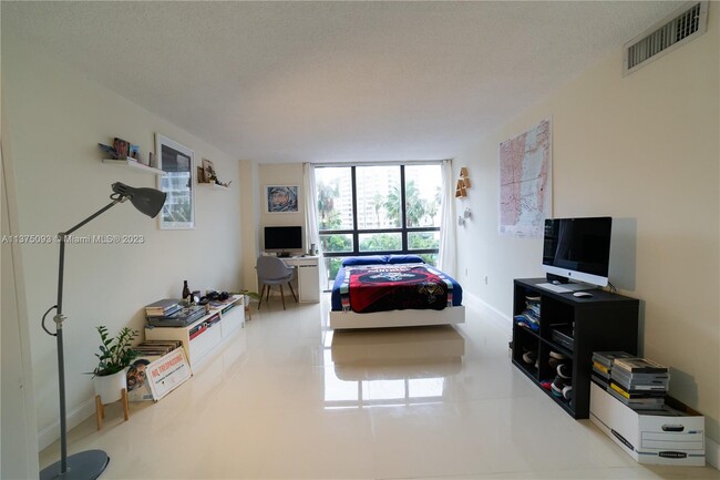 Building Photo - 1450 Brickell Bay Dr