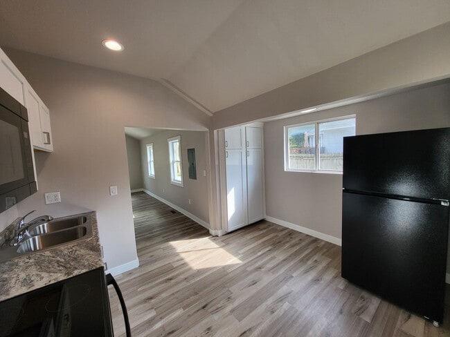 Building Photo - Beautifully renovated East side home with ...