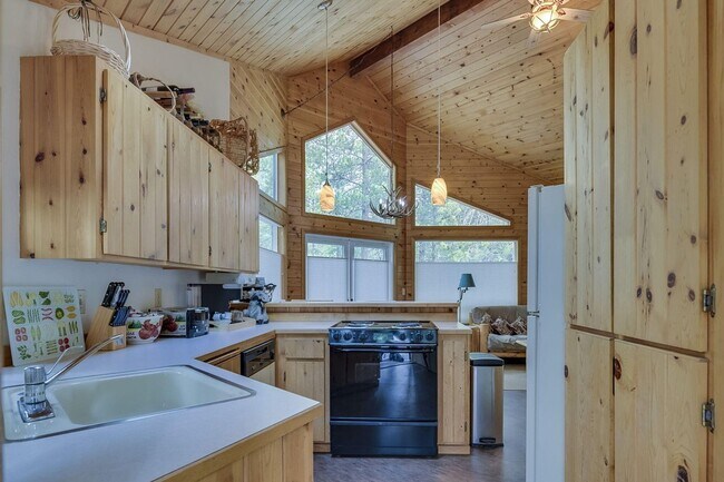 Building Photo - 4 Juniper Ln