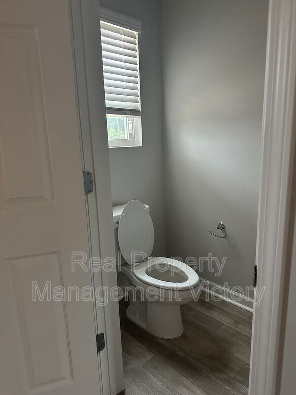 Building Photo - 115 River Grass Dr