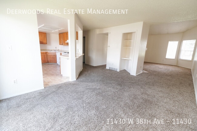 Building Photo - Spacious 3 Bedroom, 1.5 Bathroom - In Unit...