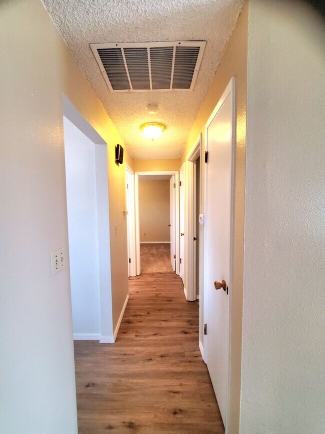 Building Photo - Zou 1317 Duplex