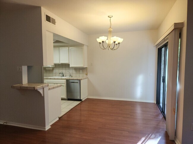 Building Photo - Spacious 2bed/2bath Condo, with Balcony. W...