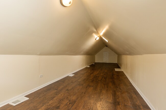 Building Photo - 705 W 81st St