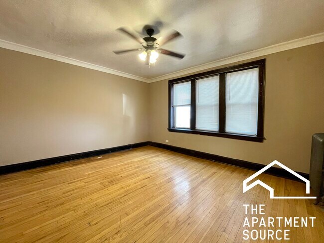 Foto del edificio - 2402 N Leclaire Ave